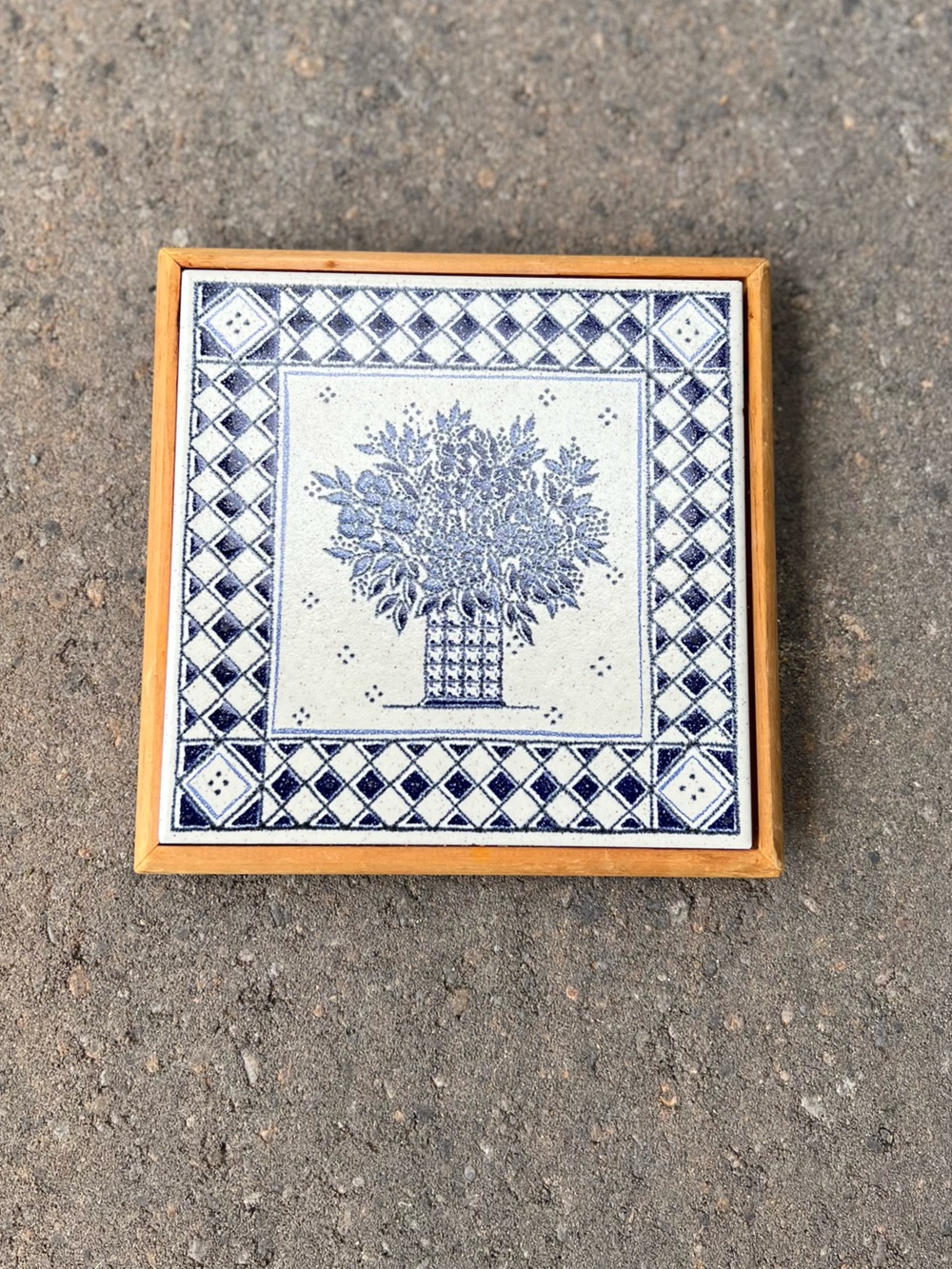 Blue & white ceramic tile trivet — floral bouquet with wood frame